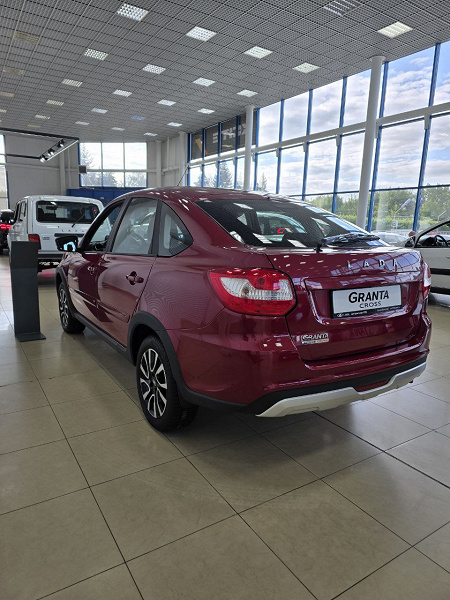 Новая Lada Granta с кроссоверным клиренсом появилась в салонах. Опубликованы живые фото